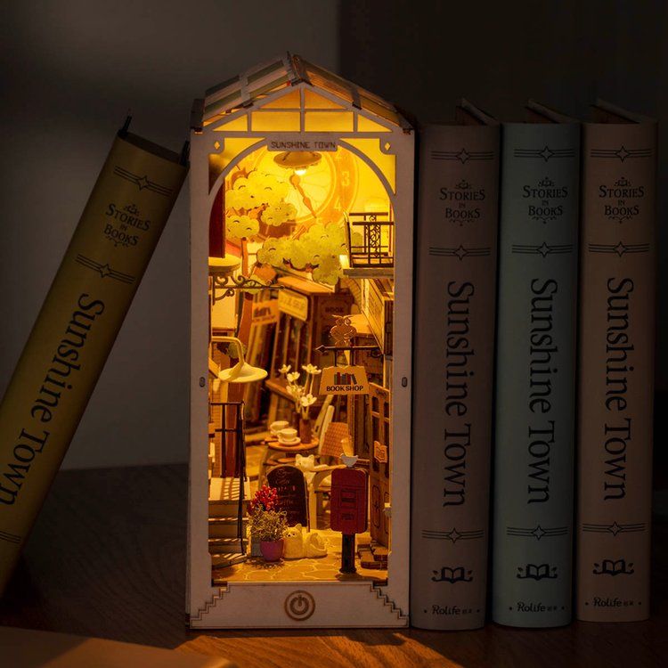 Rolife Sunshine Town TGB02 – DIY Book Nook mit Licht